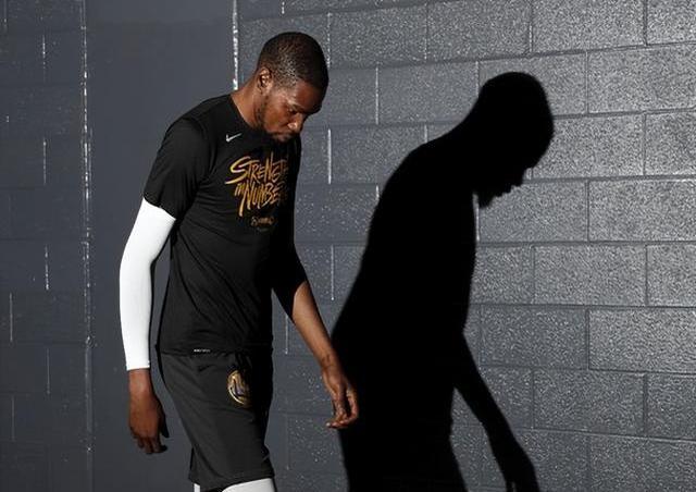 杜兰特回归赛场，突破纪录首场状态亮眼，TES观众沸腾！